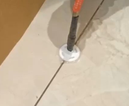 聊城市瓷砖空鼓维修公司专业解答瓷砖在铺贴过程中，如果没有涂抹均匀到位的粘结材料（如水泥砂浆或瓷砖胶），可能会导致以下问题